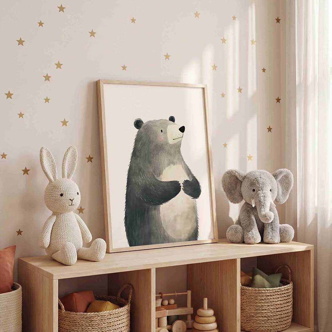 Beer met grijze vacht – staande kinderkamer wanddecoratie van WallArtistic