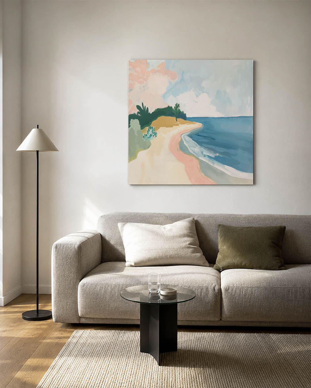 Kleurrijk strandlandschap kunstwerk – vierkante wanddecoratie – dit werk toont een serene kustlijn met zachte kleuren. De
