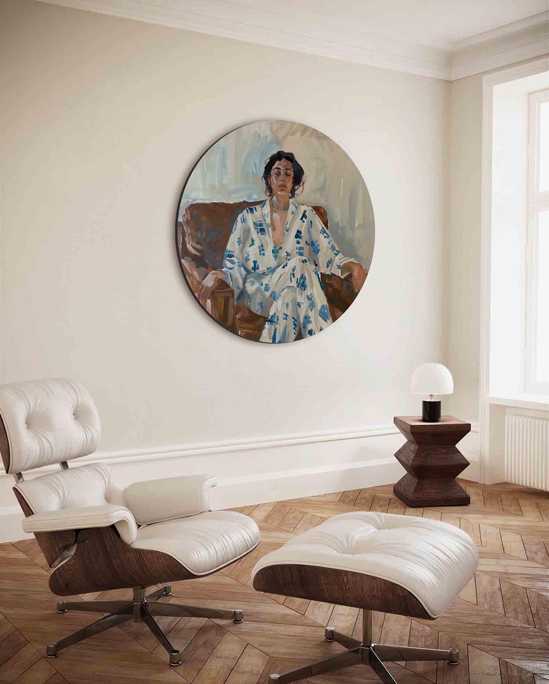 Vrouw in stoel – moderne ronde wanddecoratie van WallArtistic