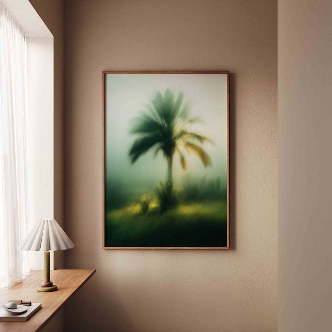 Palmboom in de mist – staande jungle wanddecoratie van WallArtistic