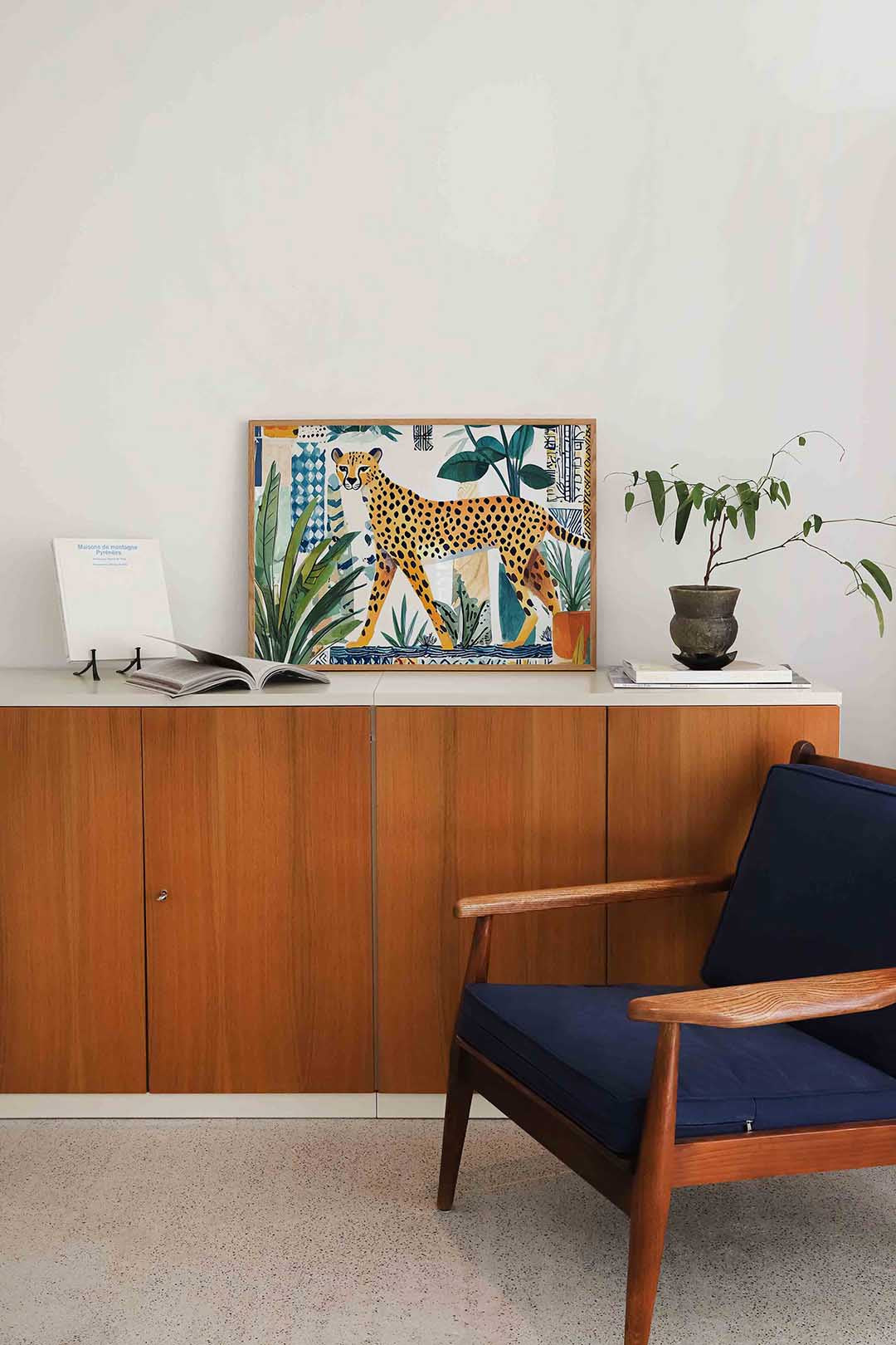 Luipaard en bladeren – liggende dieren wanddecoratie van WallArtistic