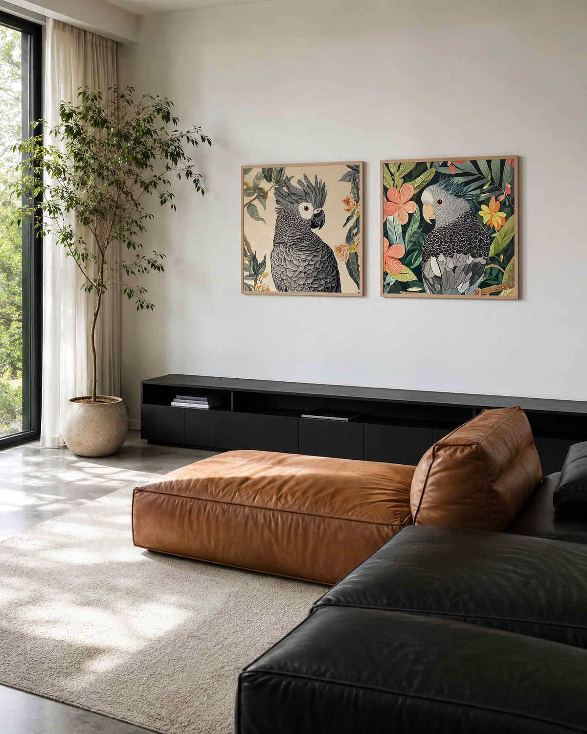 Interieurpresentatie van een tweedelige vierkante posterset met kaketoes tussen bloemen