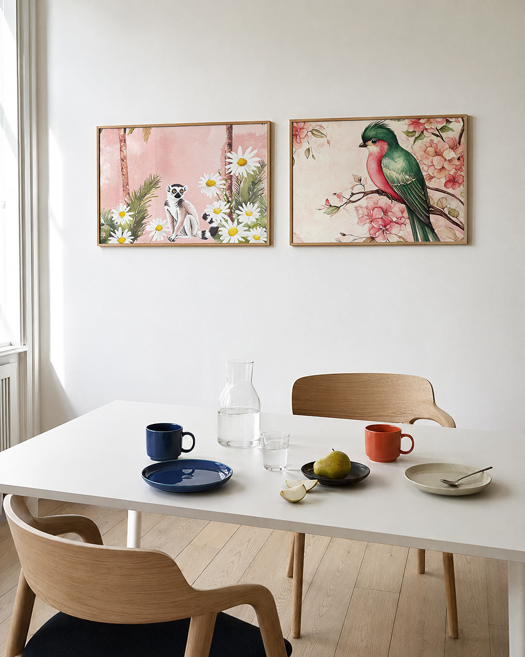 Twee liggende posters met een speelse compositie met een lemur, aan de muur in een interieur