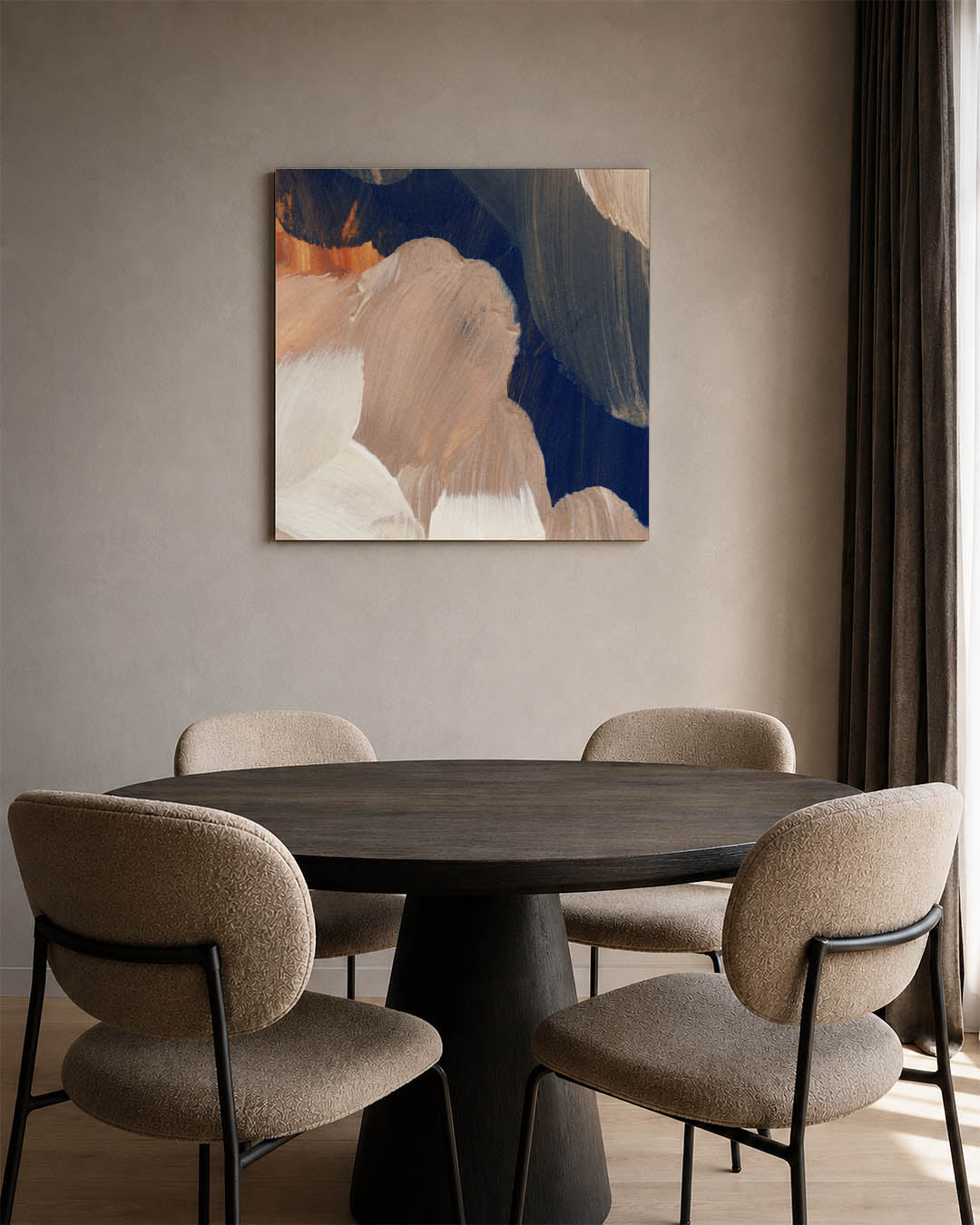 Abstracte kunstwerk – derde productweergave – dit kunstwerk toont vloeiende penseelstreken in beige, wit en donkerblauw. De