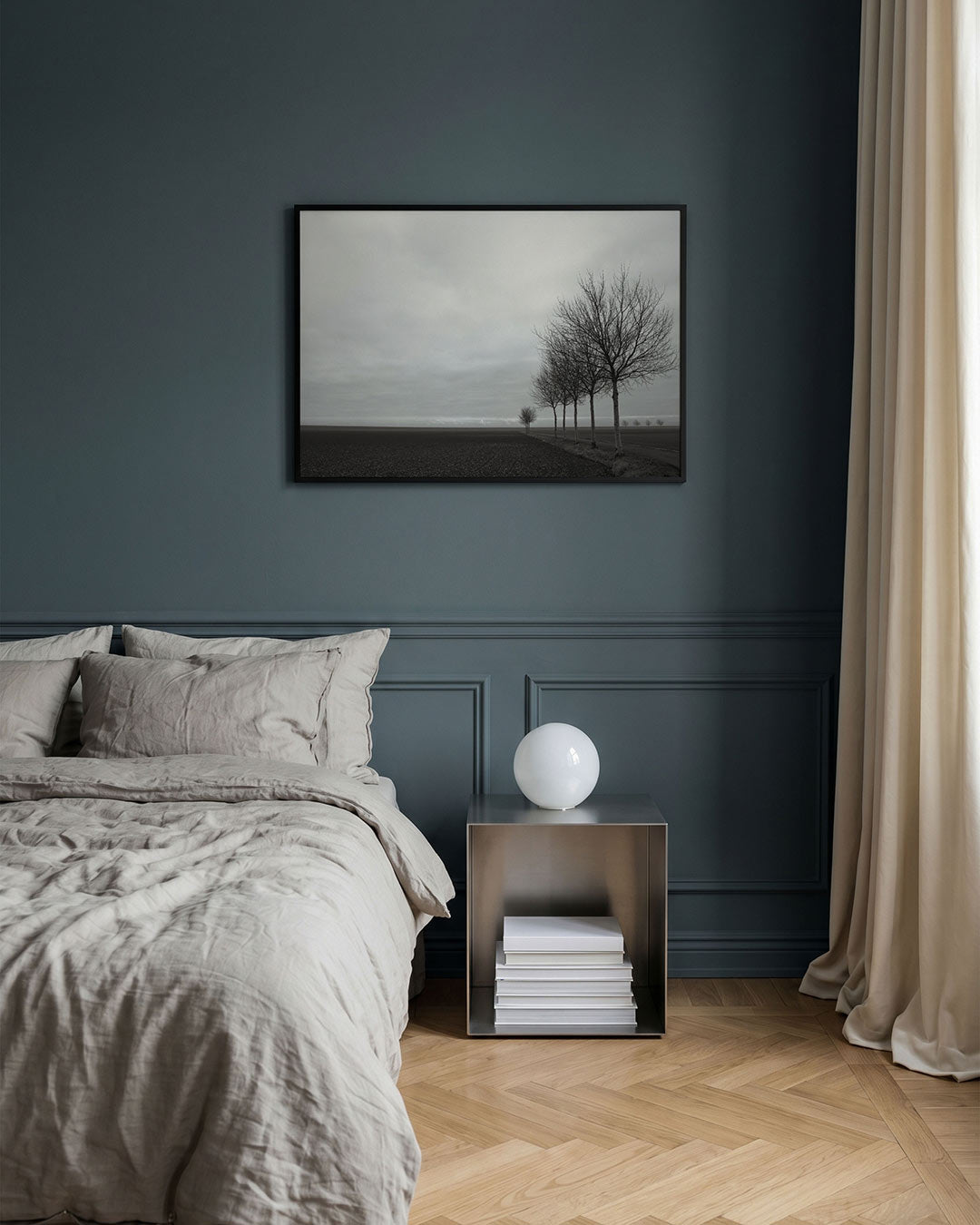 Landschap met bomen poster – detailweergave – een rij kale bomen langs een pad in een uitgestrekt landschap onder een