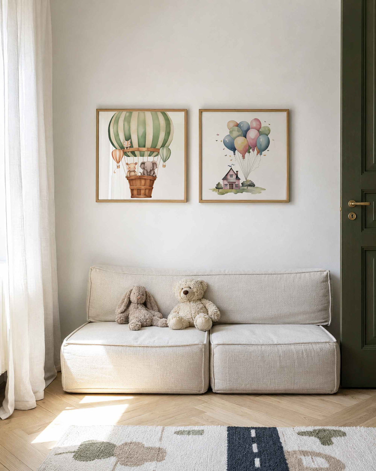 Interieurpresentatie van een tweedelige vierkante posterset met dieren en ballonnen