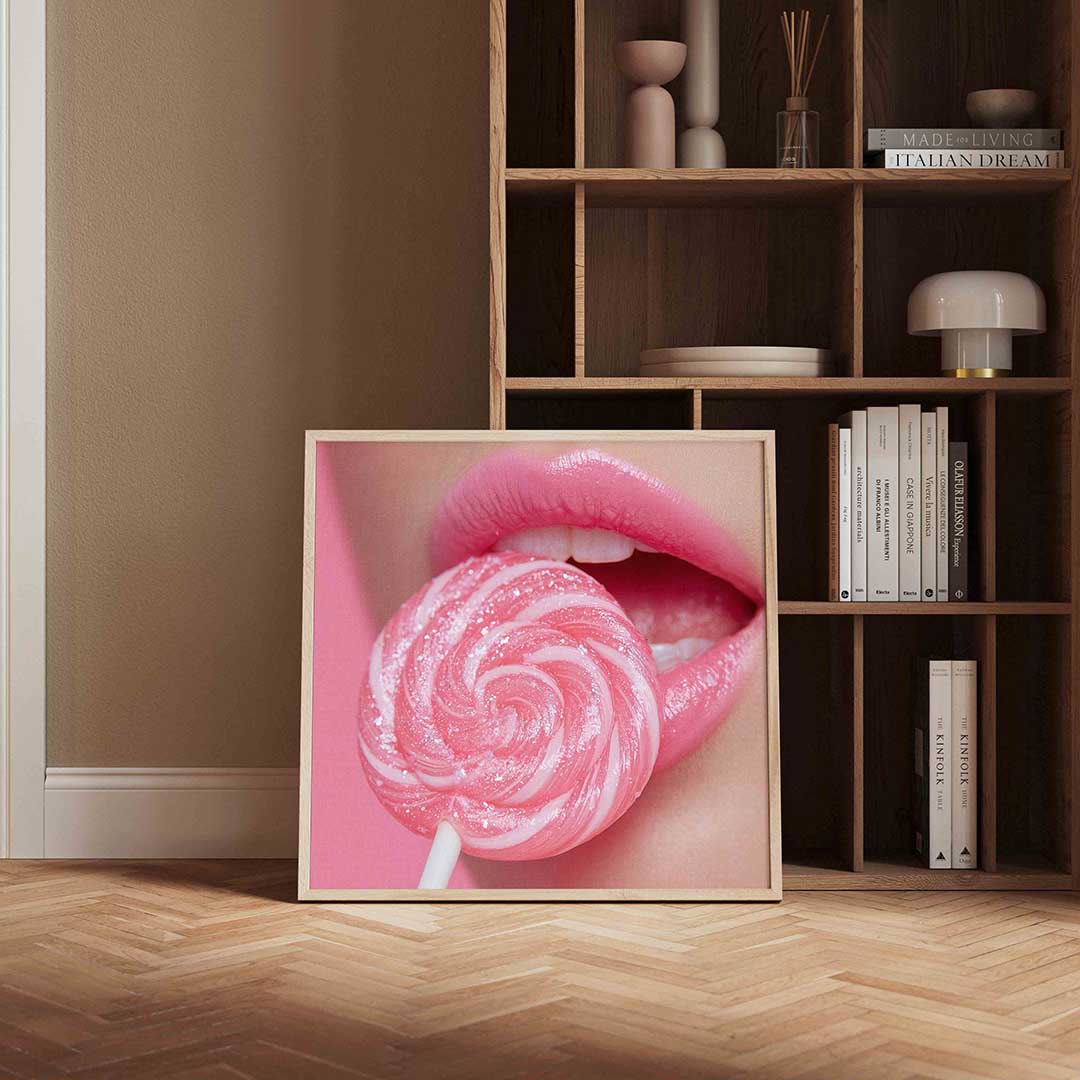Roze lolly en lippen – kleurrijke Pop Art poster in vierkant formaat