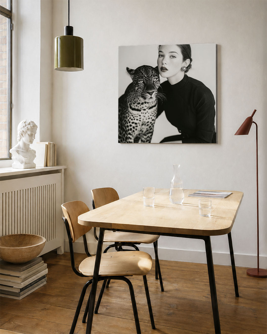 Dierlijke verbondenheid kunstwerk – vierkante wanddecoratie – dit kunstwerk toont een vrouw naast een luipaard, beide in