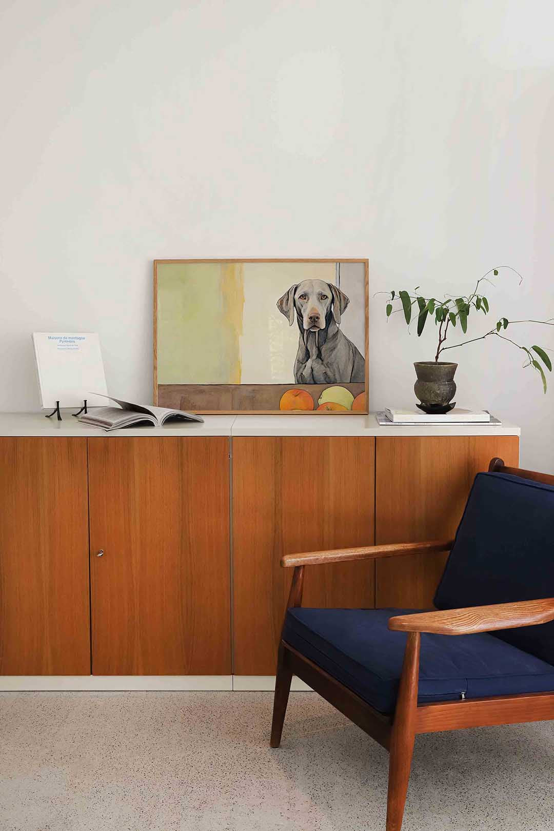 Hond met fruit – liggende dieren wanddecoratie van WallArtistic