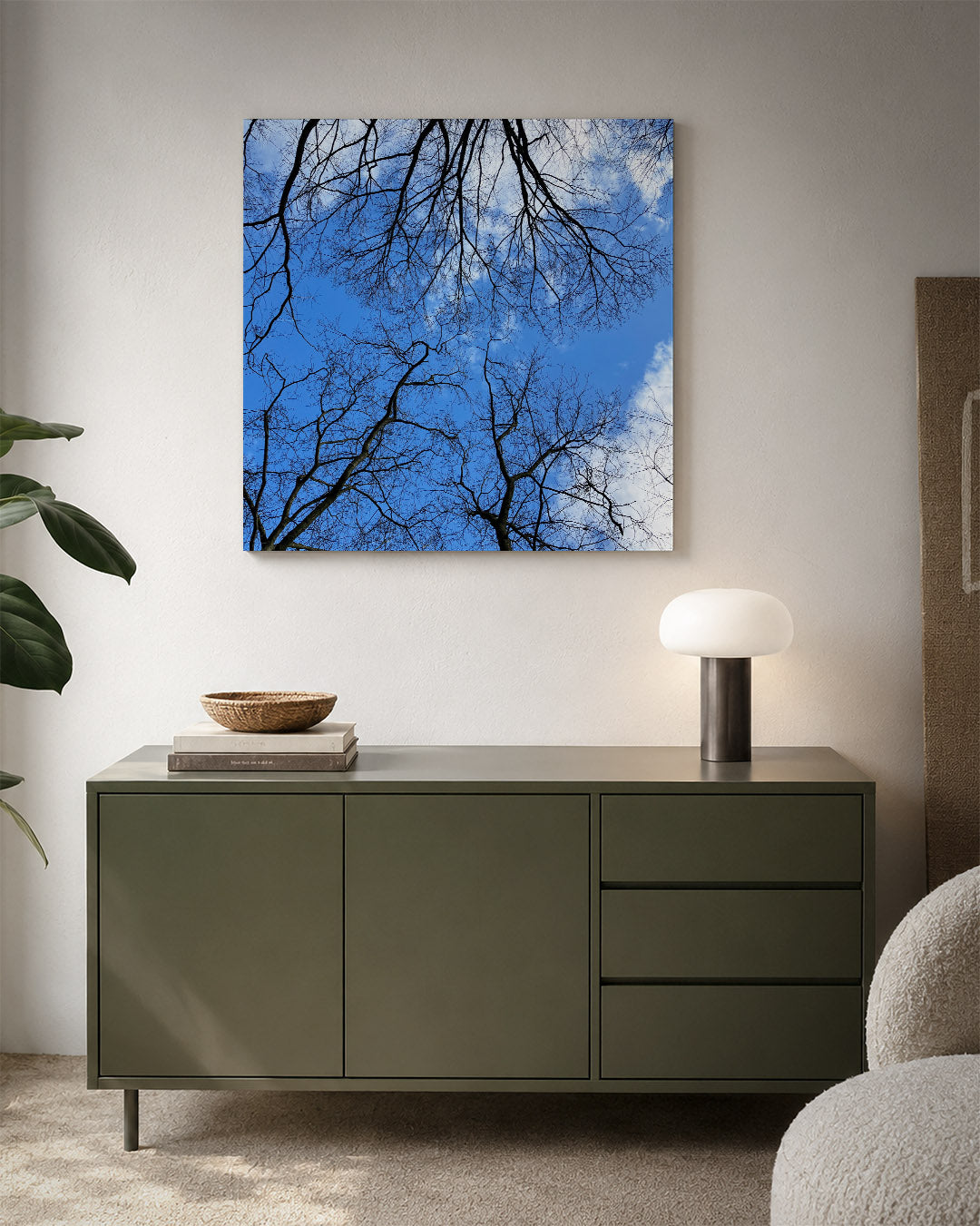 Boomtakken tegen lucht kunstwerk – detailweergave – dunne, kronkelige boomtakken steken af tegen een heldere blauwe lucht met