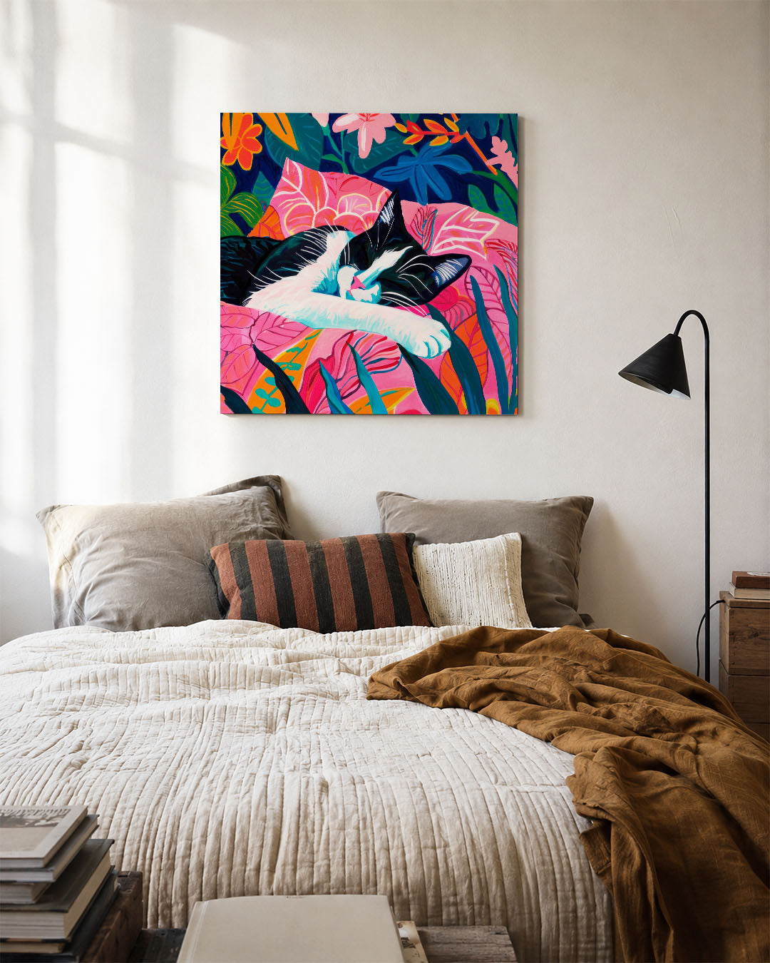 Dromerige kat kunstwerk – detailweergave – dit kunstwerk toont een ontspannen kat te midden van levendige bladeren en