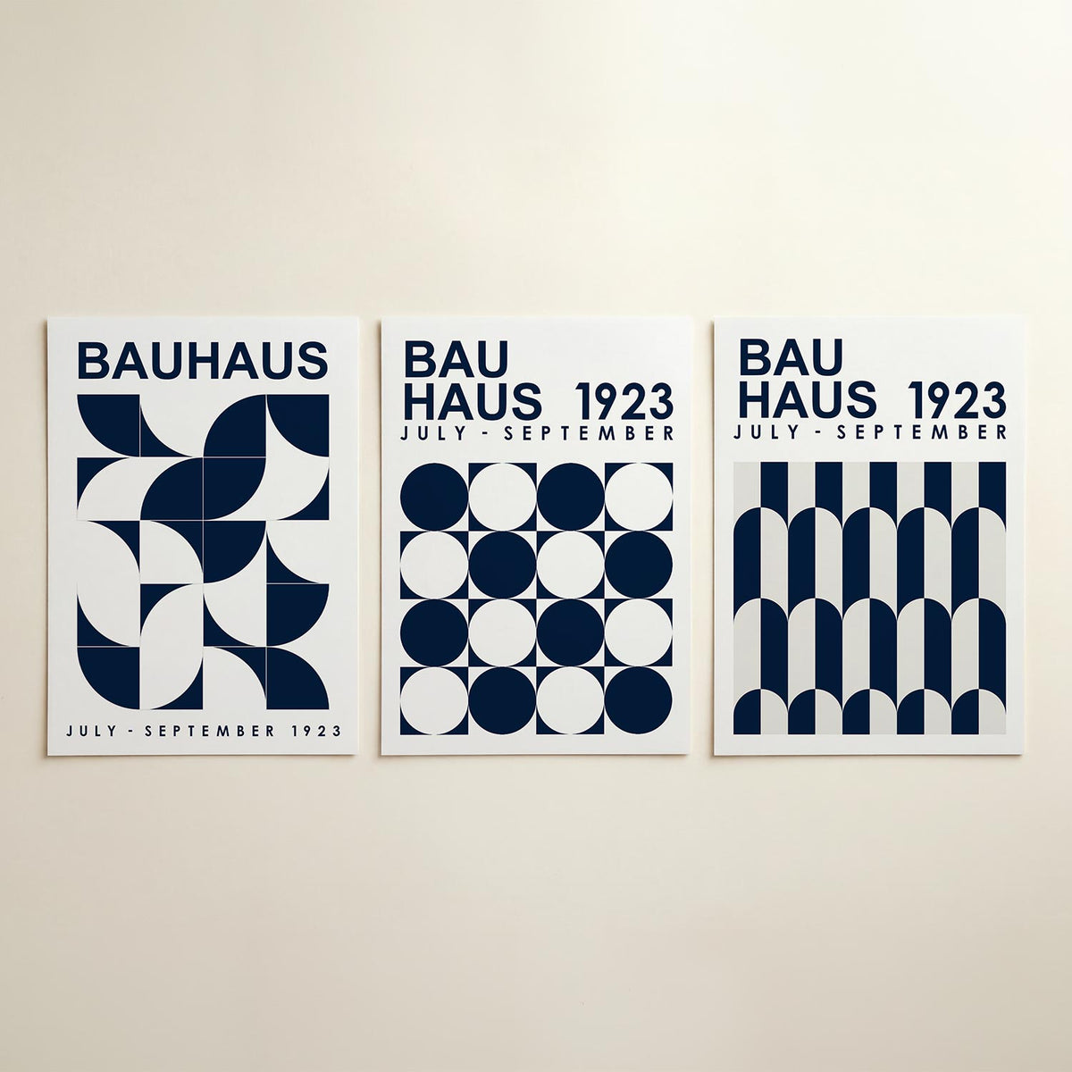 Vormen en vlakken posterset – detailweergave – donkerblauwe en witte vormen creëren een speels lijnenspel. Halve cirkels en