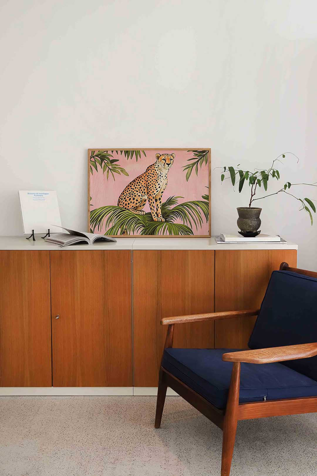 Luipaard op palmbladeren – liggende dieren wanddecoratie van WallArtistic