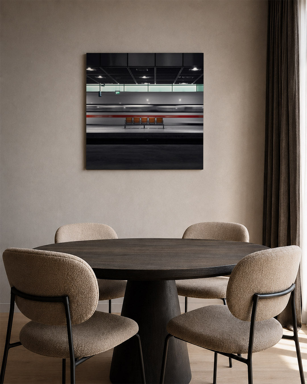 Stille station scene kunstwerk – tweede productweergave – deze kunstwerk toont een lege stationshal met een voorbijrazende