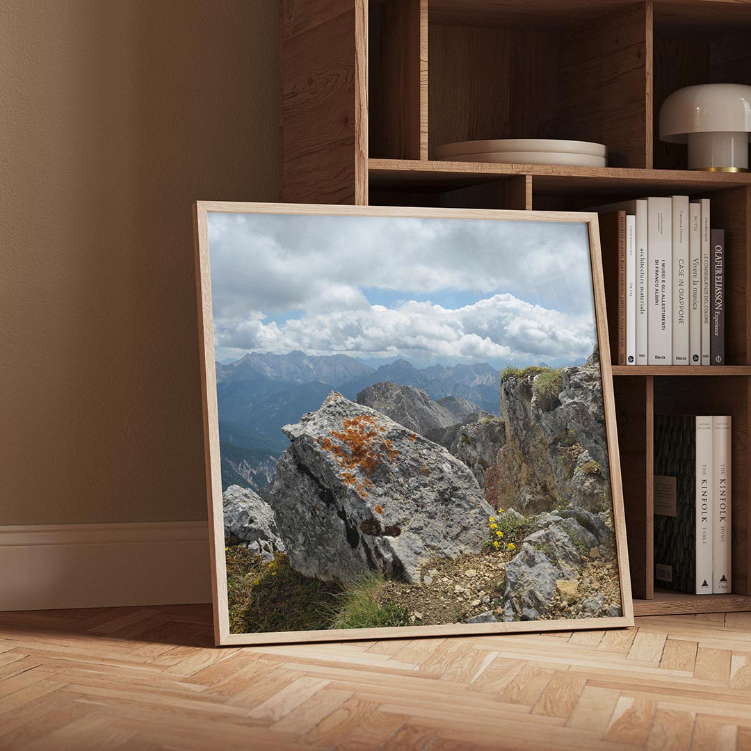 Rotsachtige berglandschap poster – detailweergave – een indrukwekkend berglandschap met ruige rotsen en een dramatische