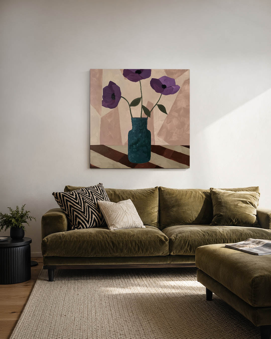 Bloemen in vaas kunstwerk – derde productweergave – dit werk toont een vaas met paarse bloemen tegen een beige achtergrond.