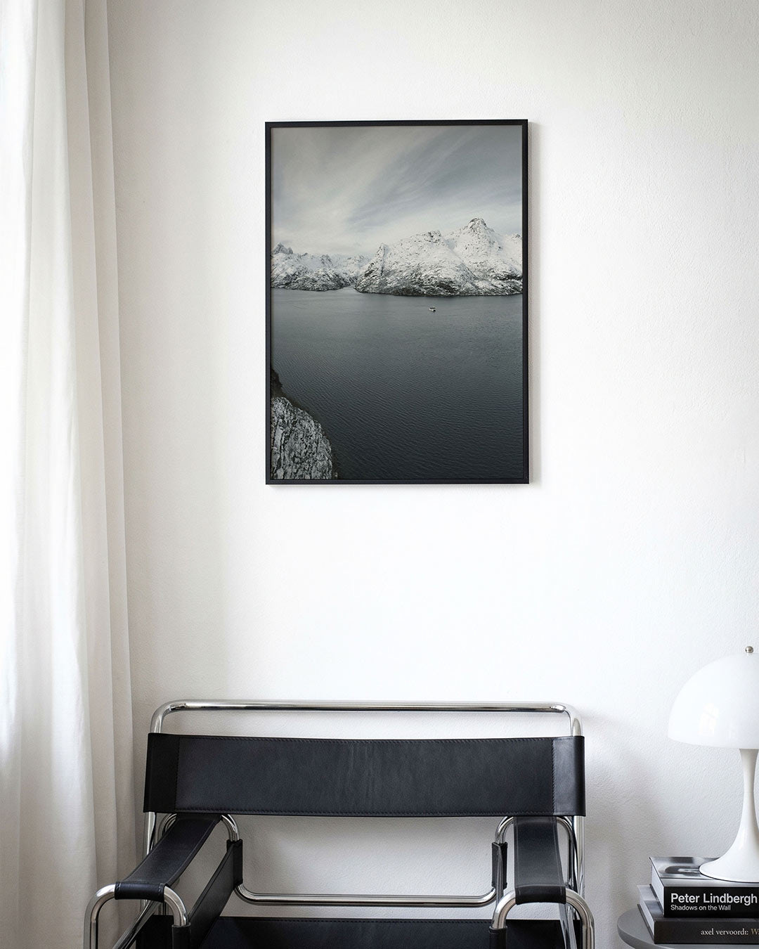 Rustige berglandschap poster – derde productweergave – een serene weergave van besneeuwde bergen en een kalme zee. De lucht