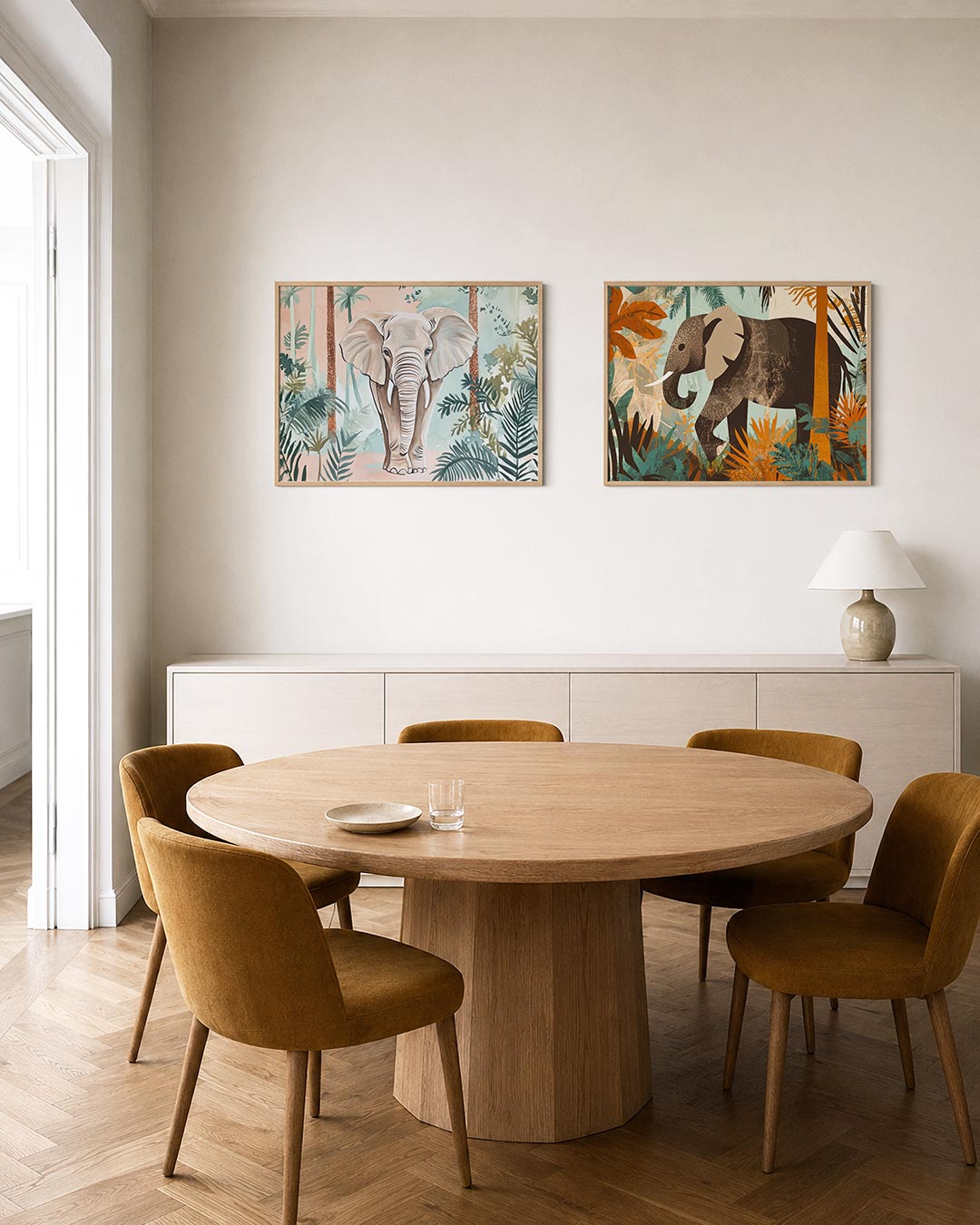 Tweedelige posterset met een olifant in zachte tinten omringd door groene bladeren en palmbomen, getoond in een interieur