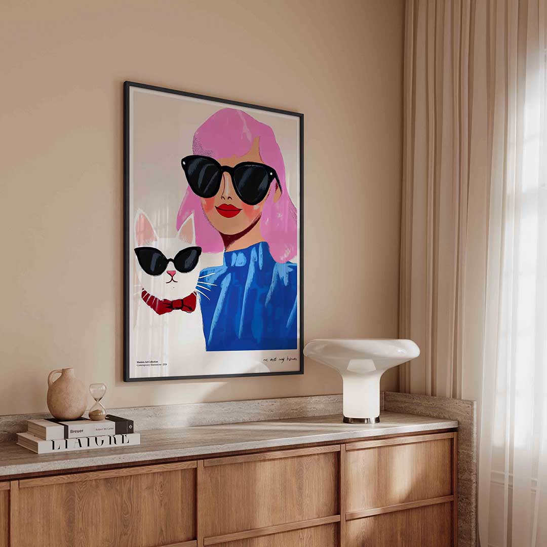 Vrouw en kat met zonnebrillen – urban poster in staand formaat