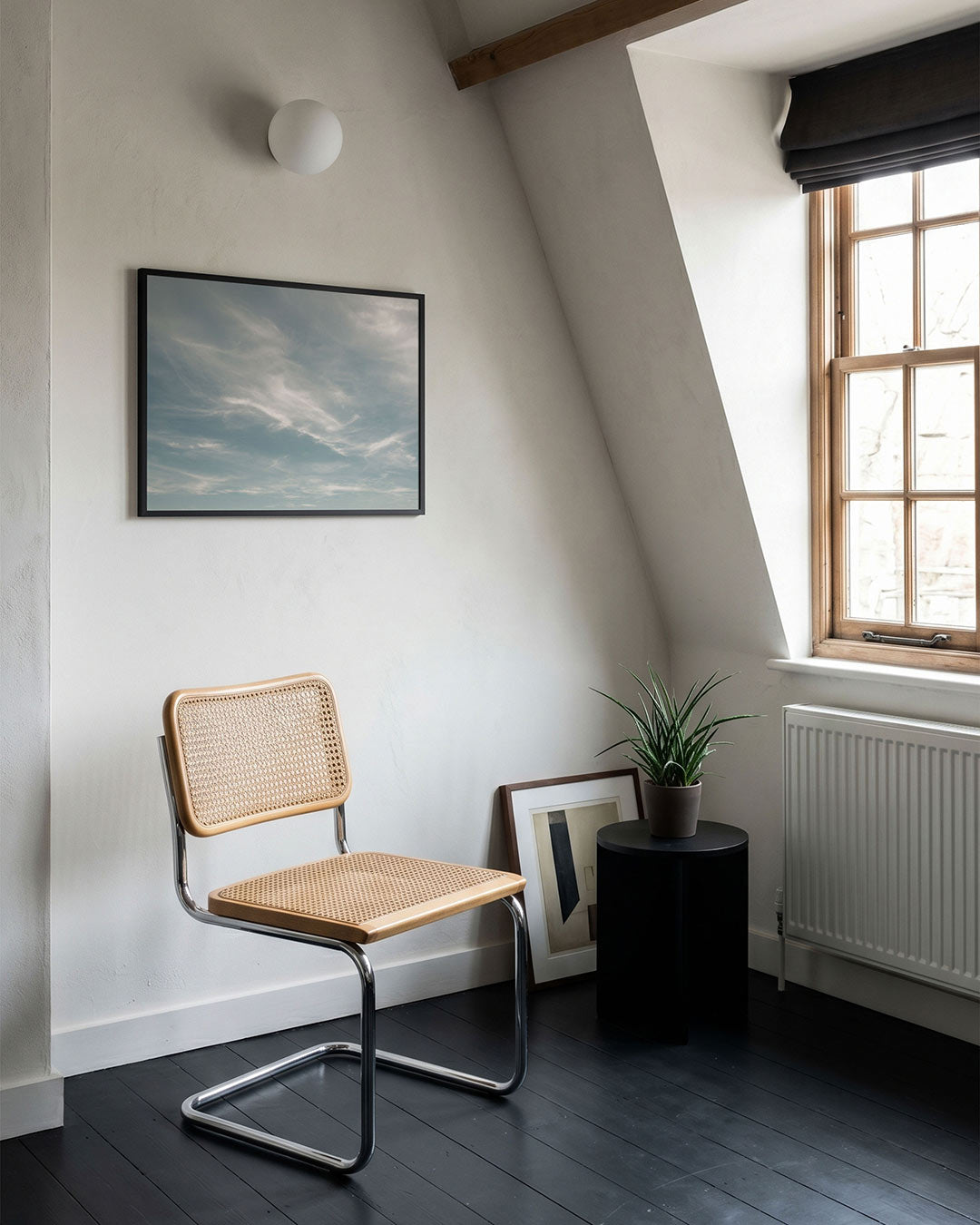Rustige landschap poster – tweede productweergave – deze poster toont een uitgestrekt veld onder een blauwe lucht met witte