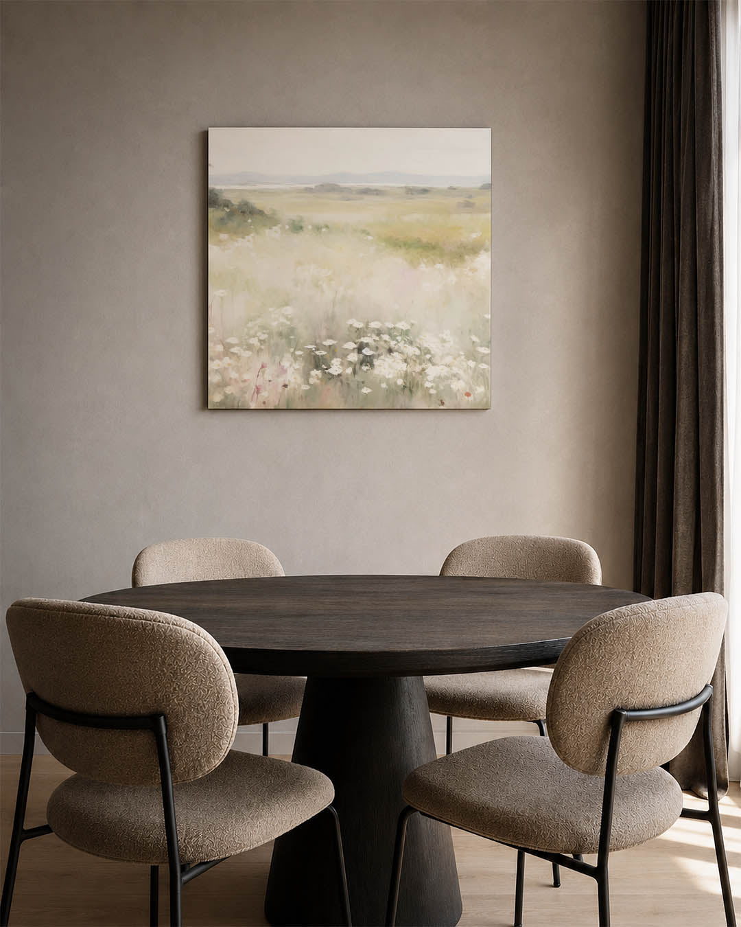 Landschap met bloemen kunstwerk – vierkante wanddecoratie – dit werk toont een zacht glooiend landschap met delicate bloemen