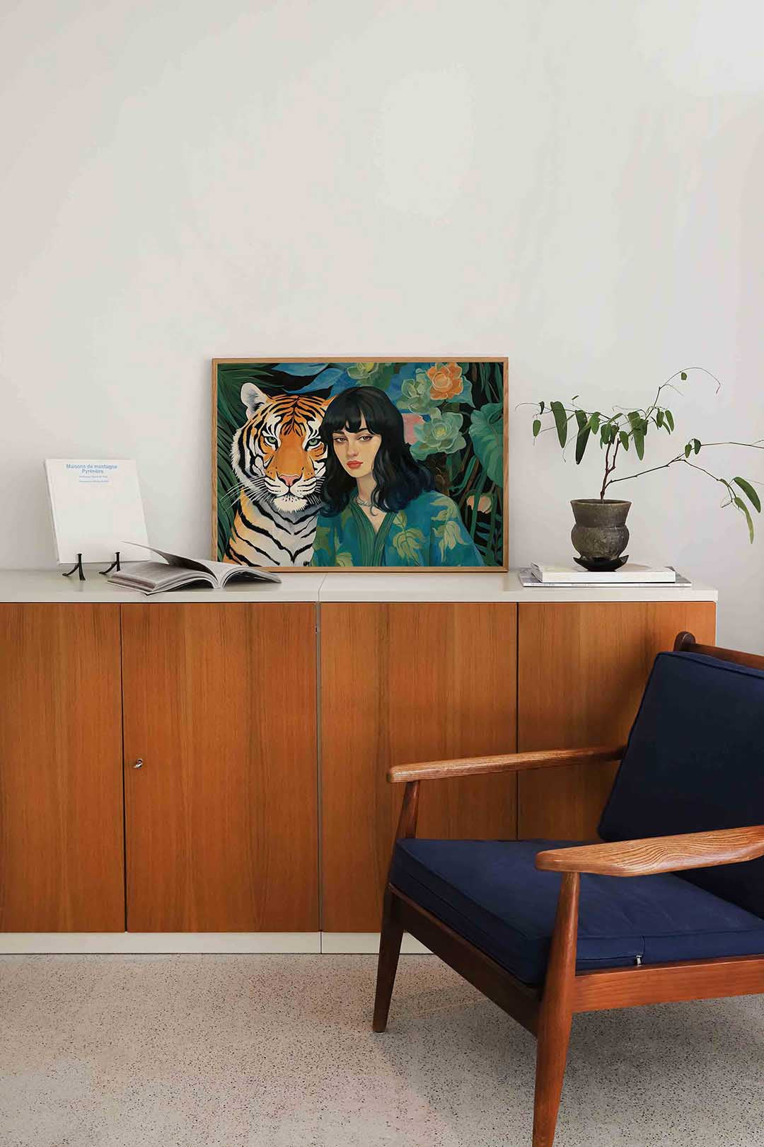 Tijger en vrouw – liggende dieren wanddecoratie van WallArtistic