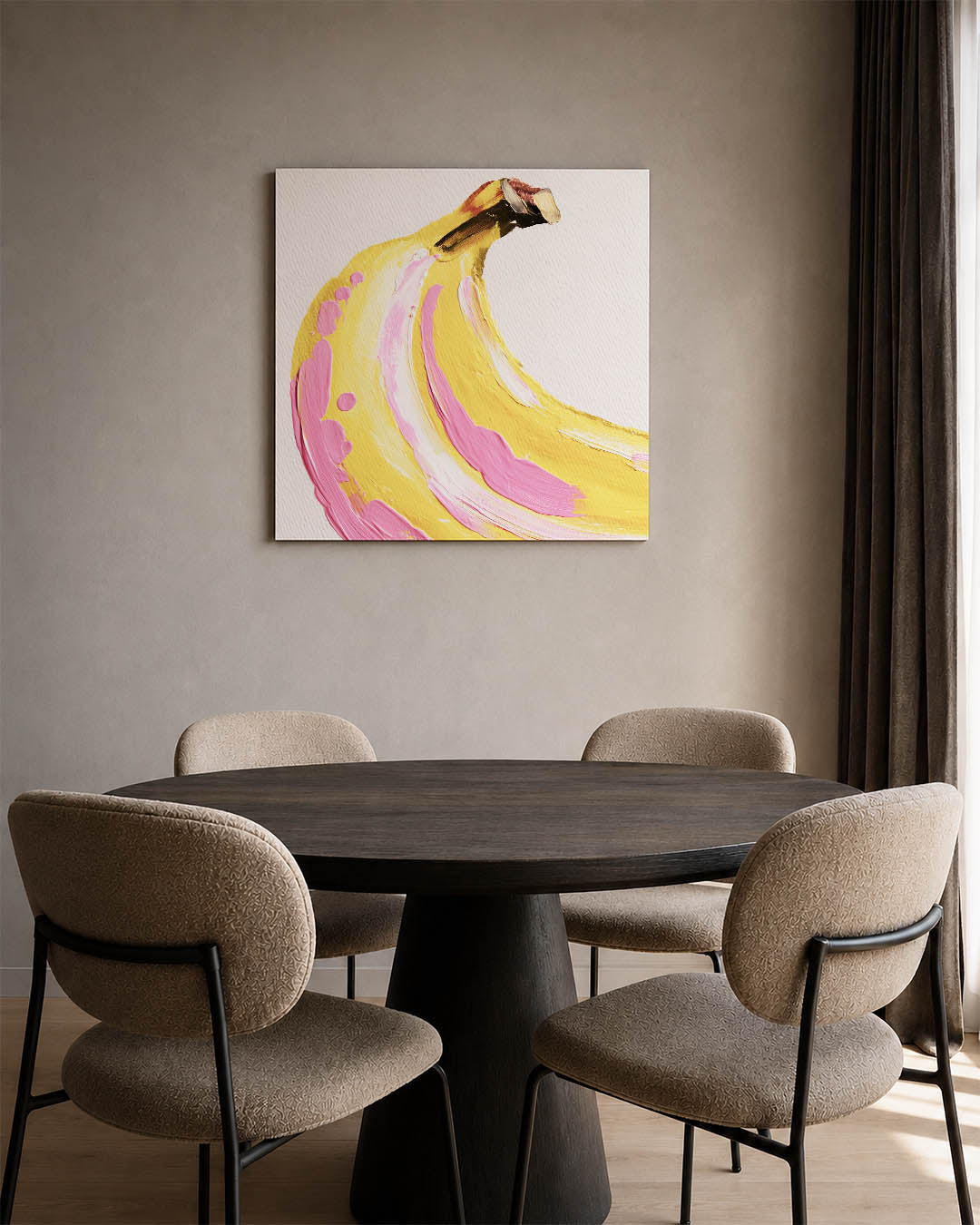 Banaan kunstwerk – vierkante wanddecoratie – dit werk toont een banaan in levendige penseelstreken. De kleuren roze en geel