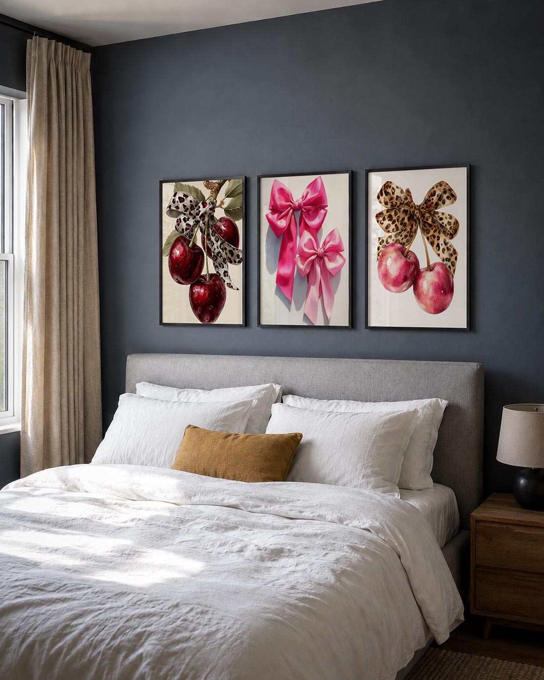 Fruitige elegantie posterset – detailweergave – drie glanzende kersen hangen aan een tak, omhuld door een