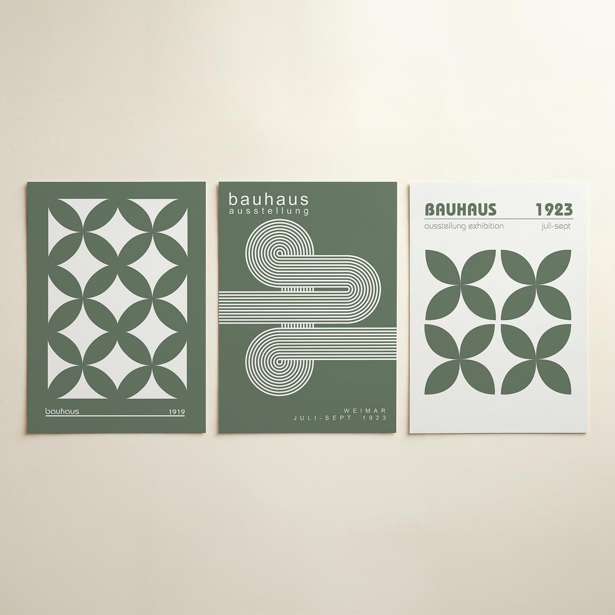 Vormritme en kleur driedelige posterset in interieur