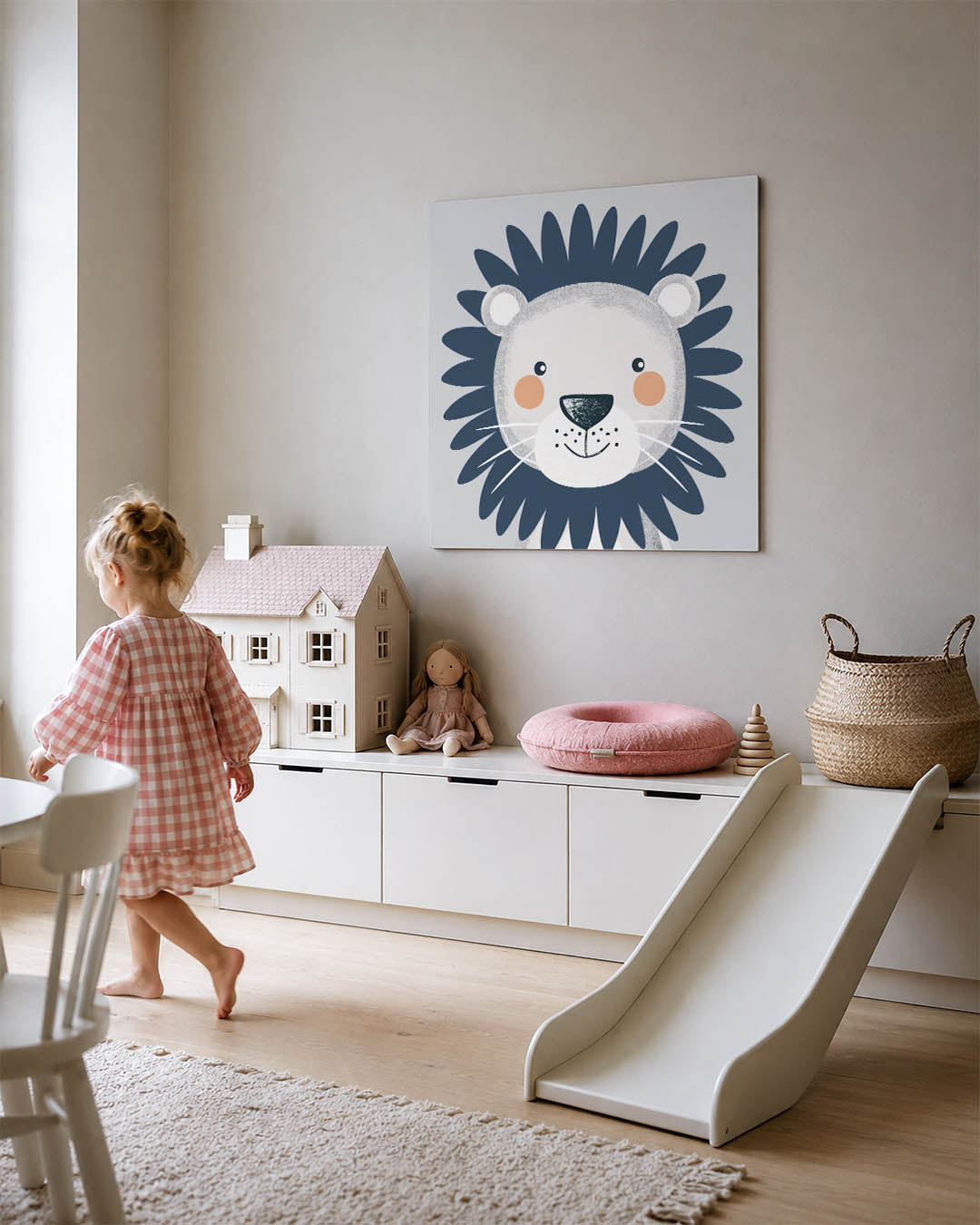Speelse leeuwenkop kunstwerk – tweede productweergave – dit kunstwerk toont een vriendelijke leeuw met een blauwe manen en