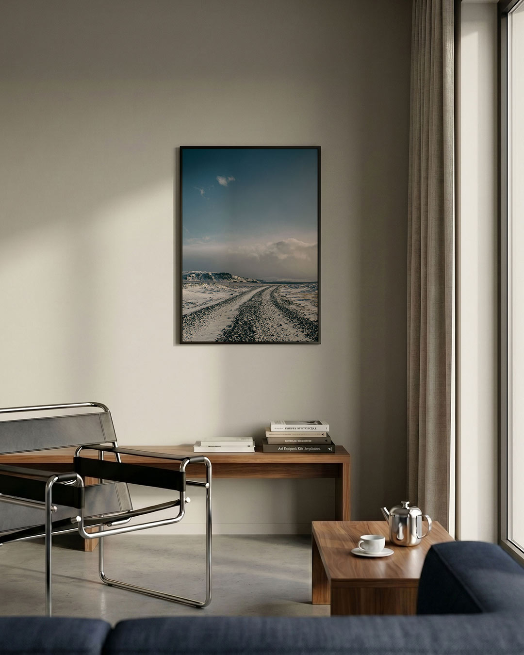 Weg in winterlandschap poster – detailweergave – een kronkelende weg leidt door een besneeuwd landschap onder een