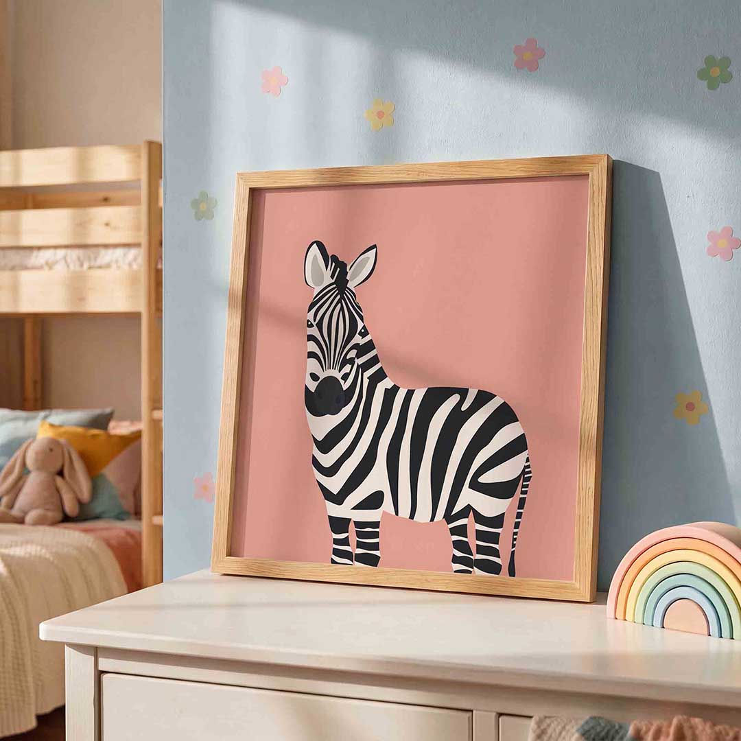 Zebra op roze achtergrond – speelse wandkunst als vierkante kinderposter