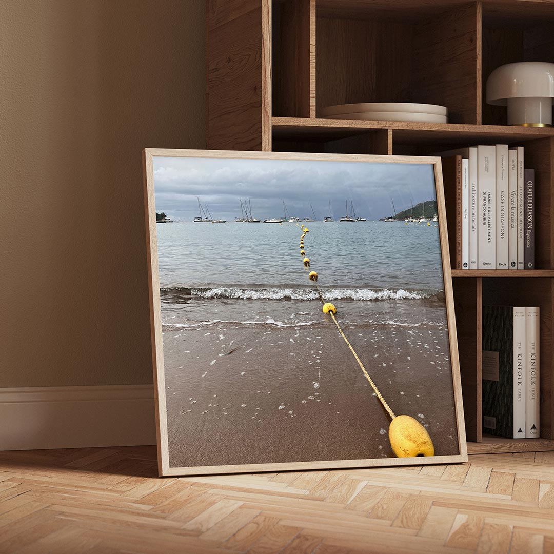 Zee en boeien poster – detailweergave – deze poster toont een strand met een lijn van gele boeien die naar de horizon leidt.