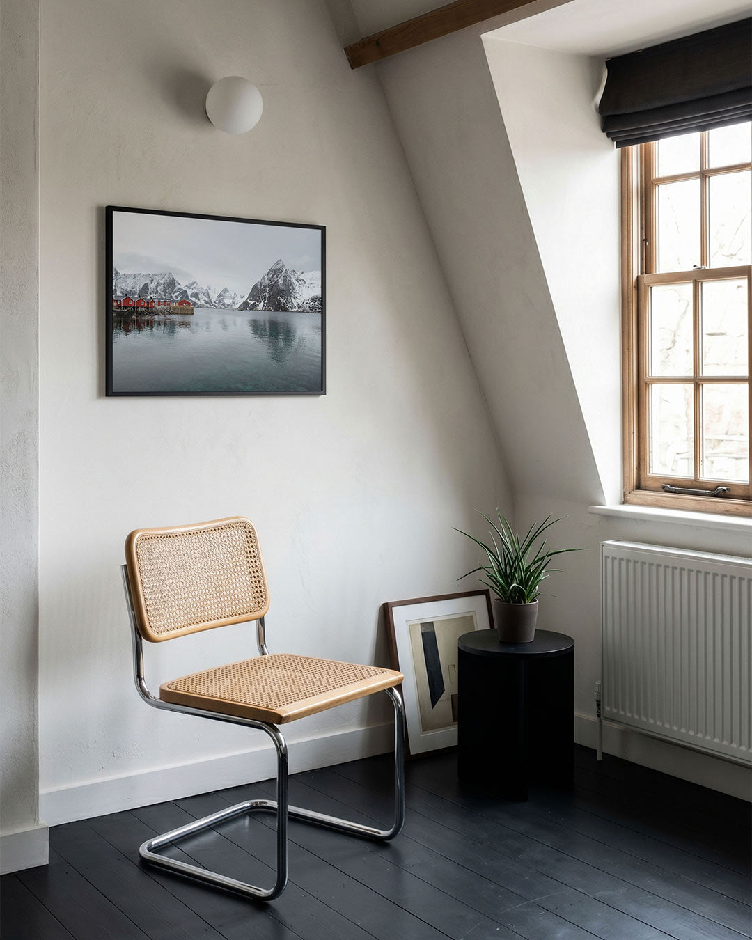 Bergen en rode huizen poster – tweede productweergave – deze poster toont een scène met rode huizen aan het water, omringd