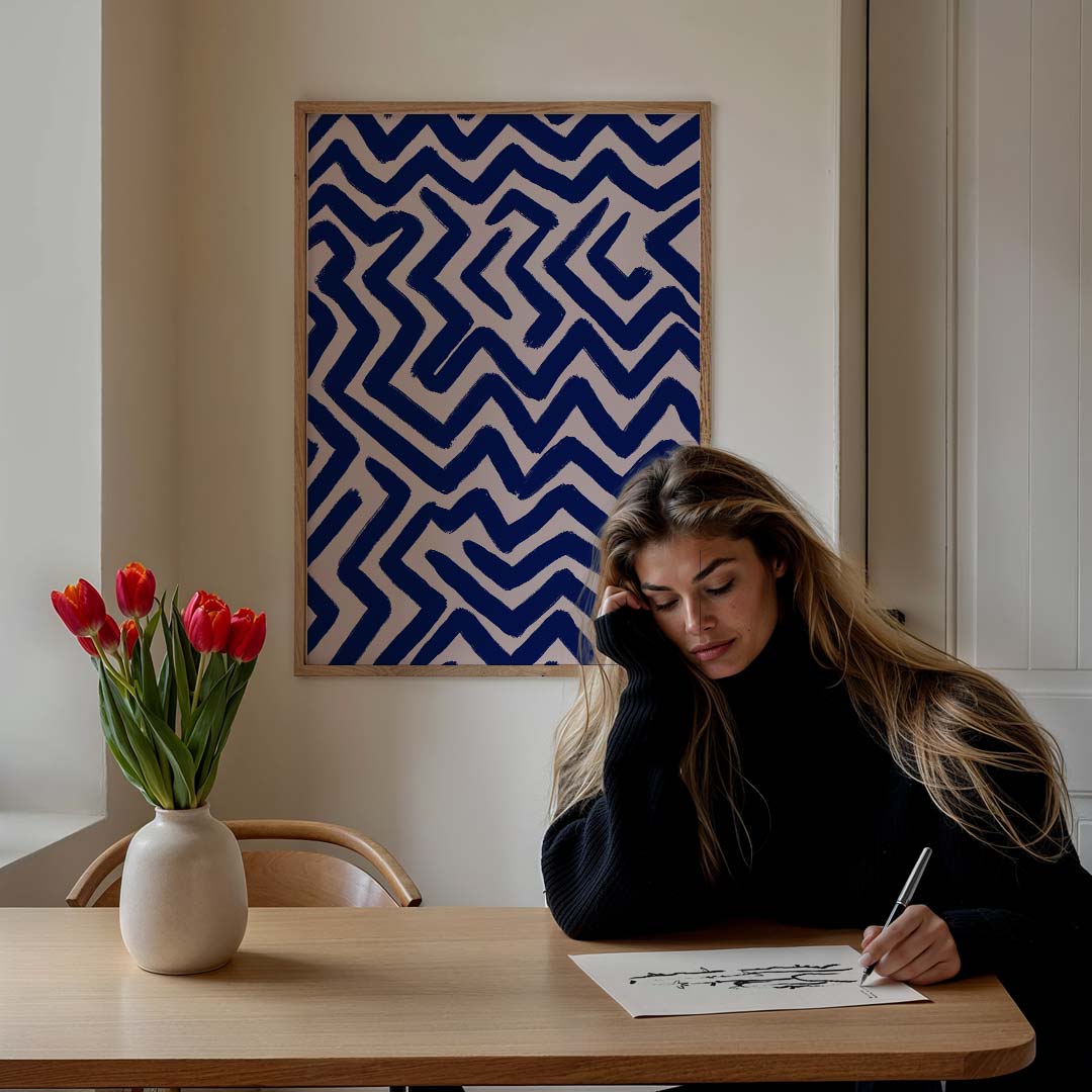 Zigzag Sfeerposter in Blauw – staande muurposter voor een modern interieur
