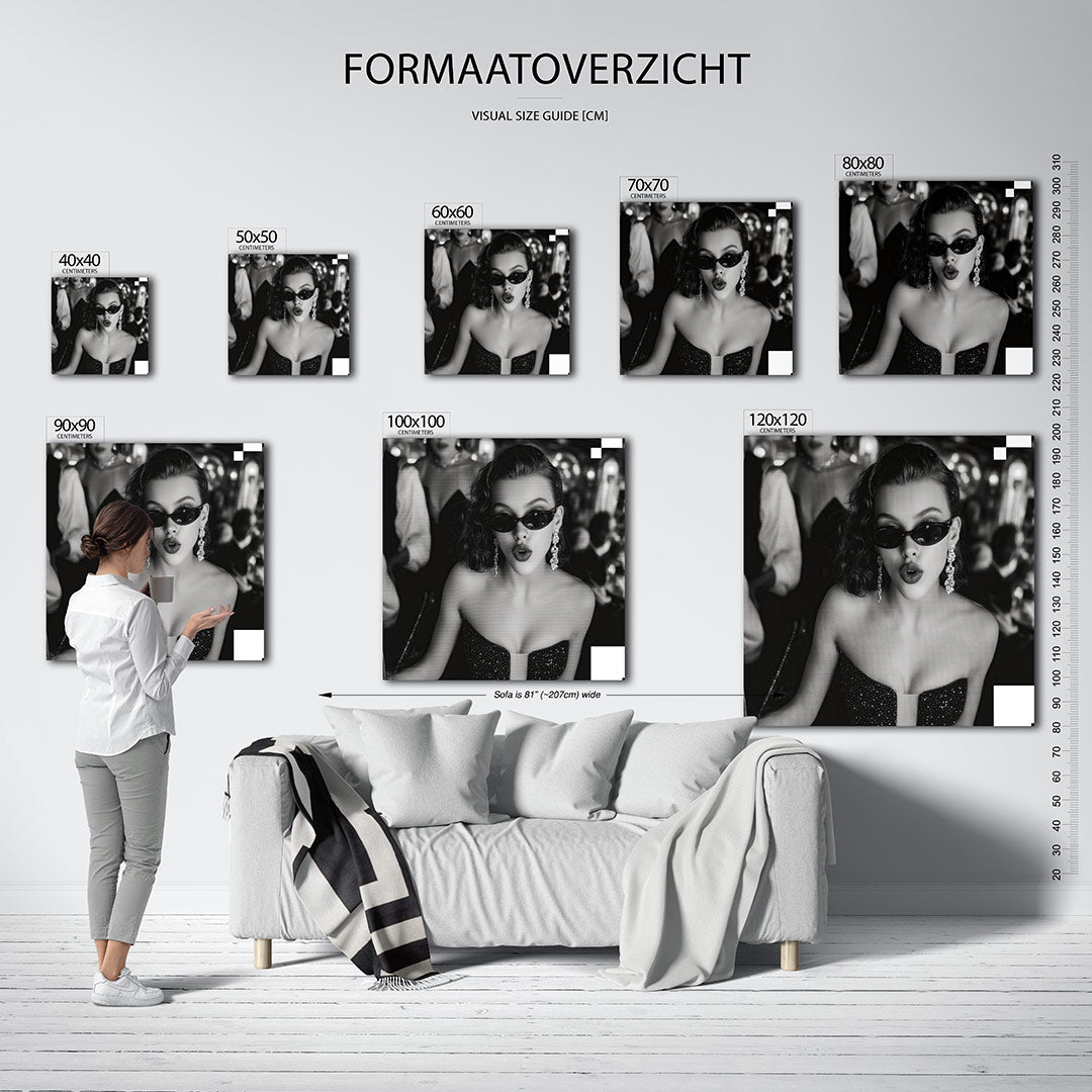 Stijlvolle glamour kunstwerk – sfeerbeeld – dit kunstwerk toont een vrouw in een elegante setting. De zwart-wit compositie