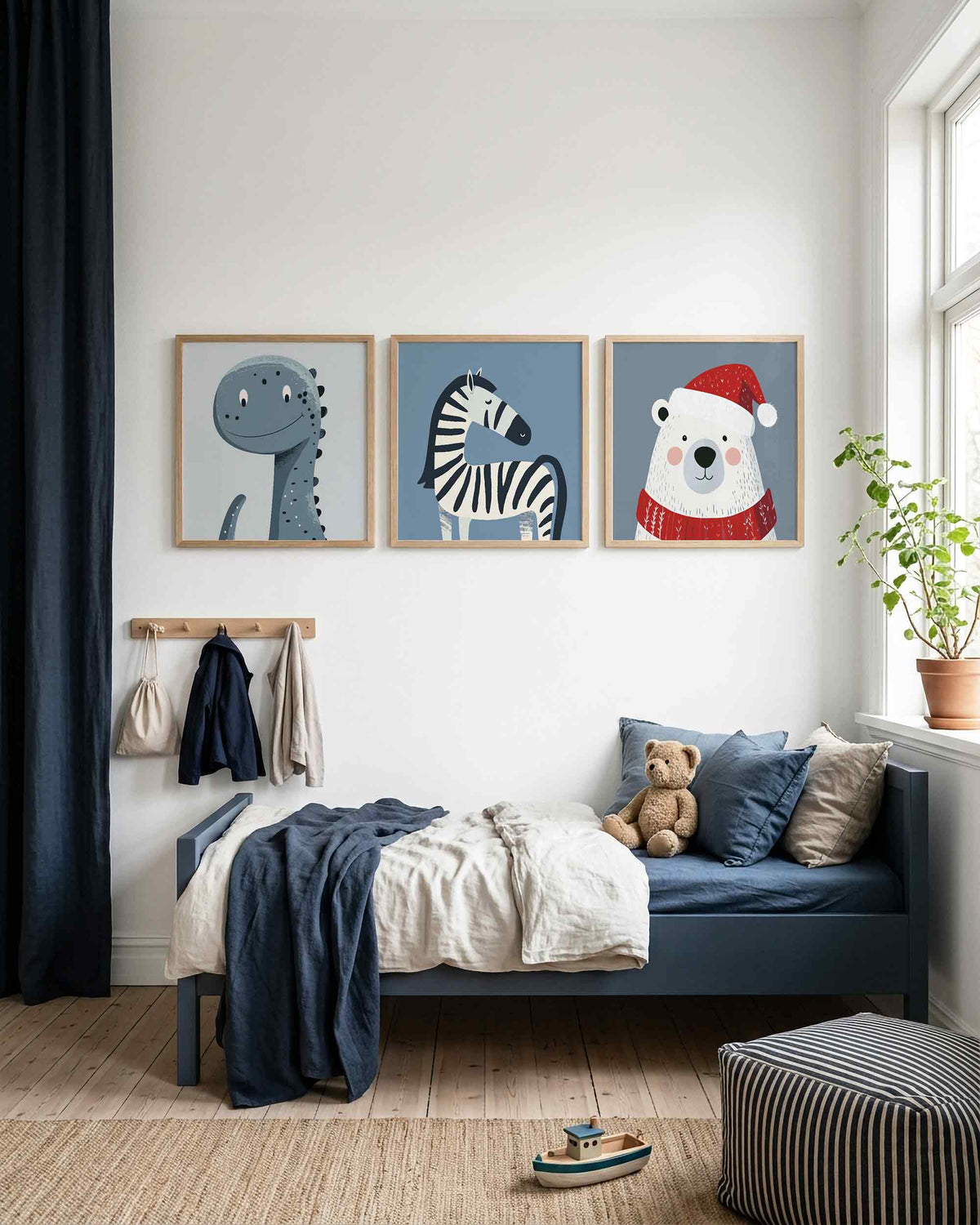 Interieurpresentatie van een driedelige vierkante posterset met dierenportretten