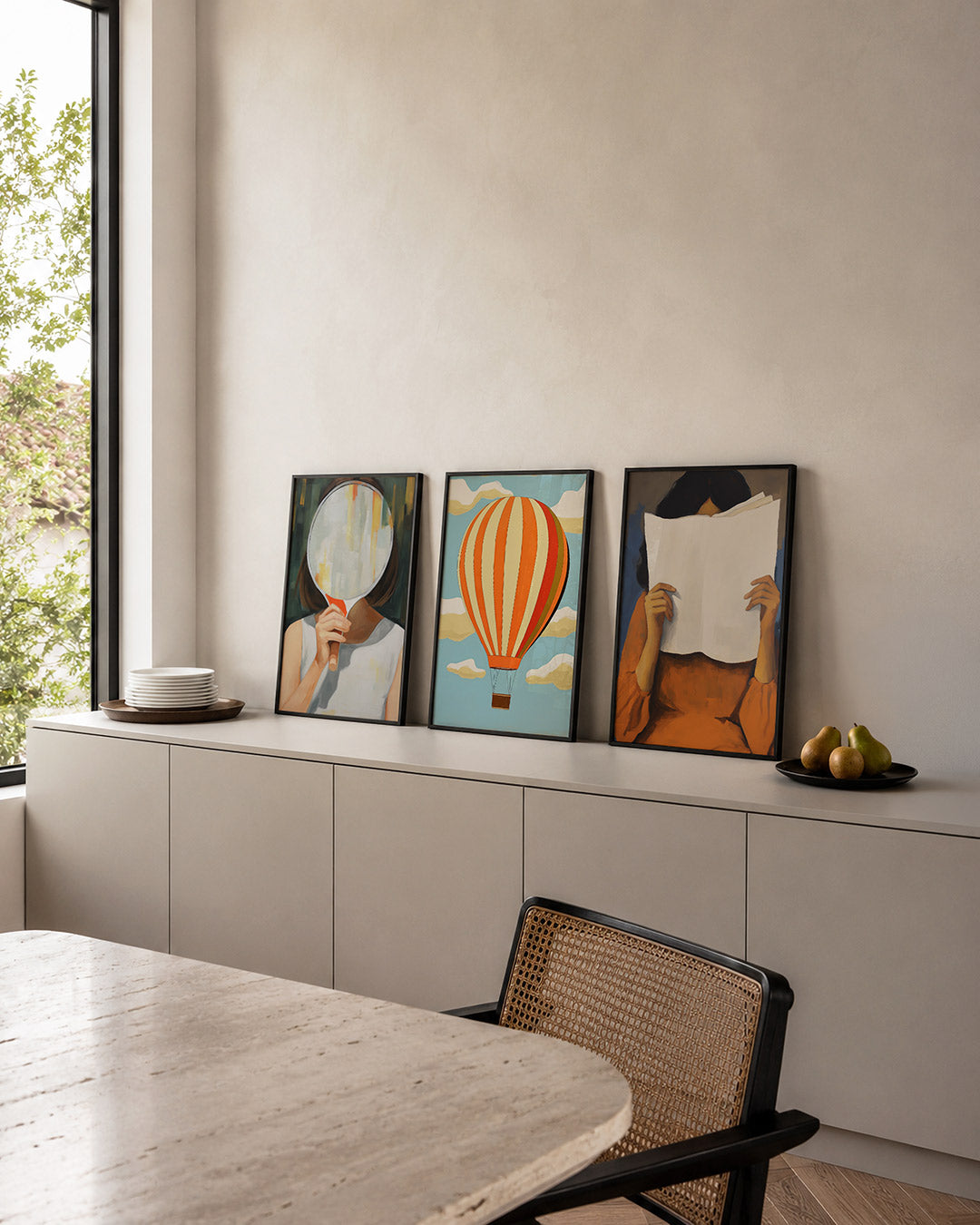 Spiegelvorm en kleur posterset – detailweergave – een hand houdt een spiegel vast, met zachte kleuren en