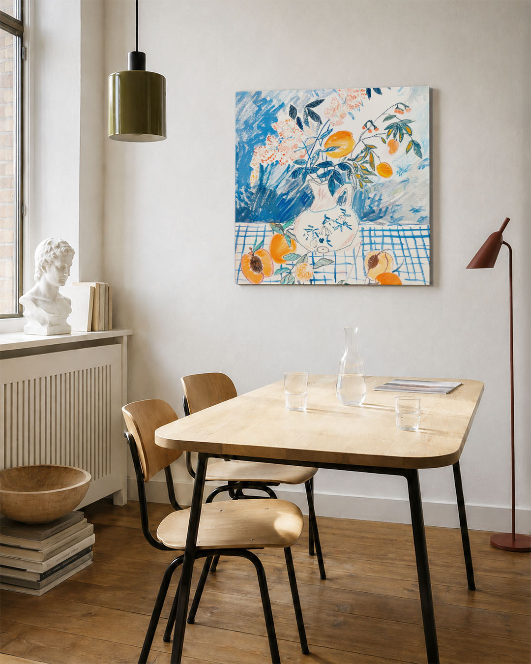 Vaas met perziken kunstwerk – vierkante wanddecoratie – dit werk toont een vaas met bloemen en perziken op een tafel met een