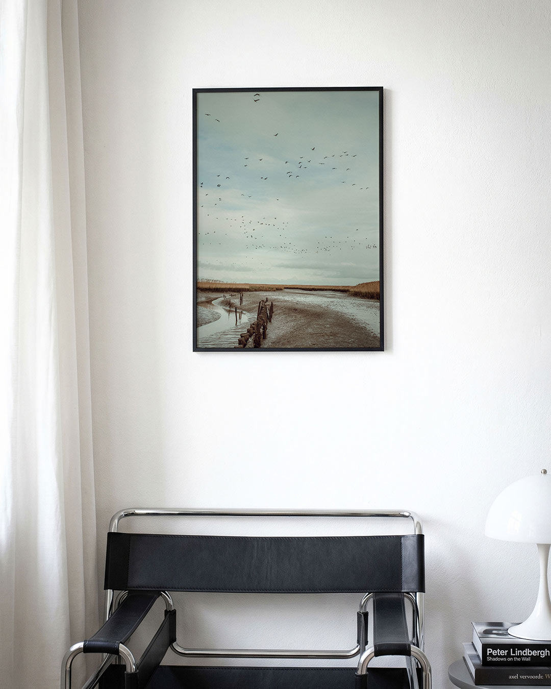 Vogels boven landschap poster – derde productweergave – een serene lucht vol vogels boven een uitgestrekt landschap met water