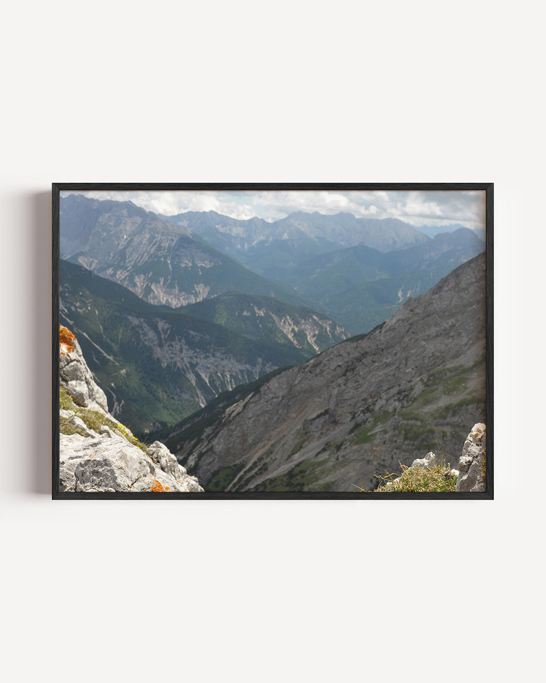 Berglandschap met rotsen poster – liggende wanddecoratie – deze poster toont een indrukwekkend berglandschap met ruige rotsen