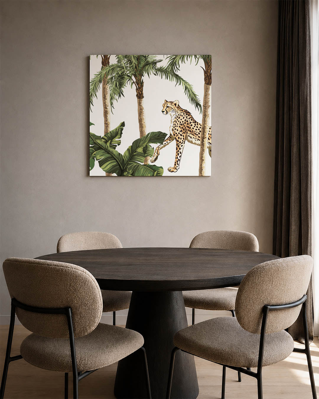 Tropische cheetah kunstwerk – derde productweergave – dit werk toont een cheetah tussen weelderige palmbomen en groene