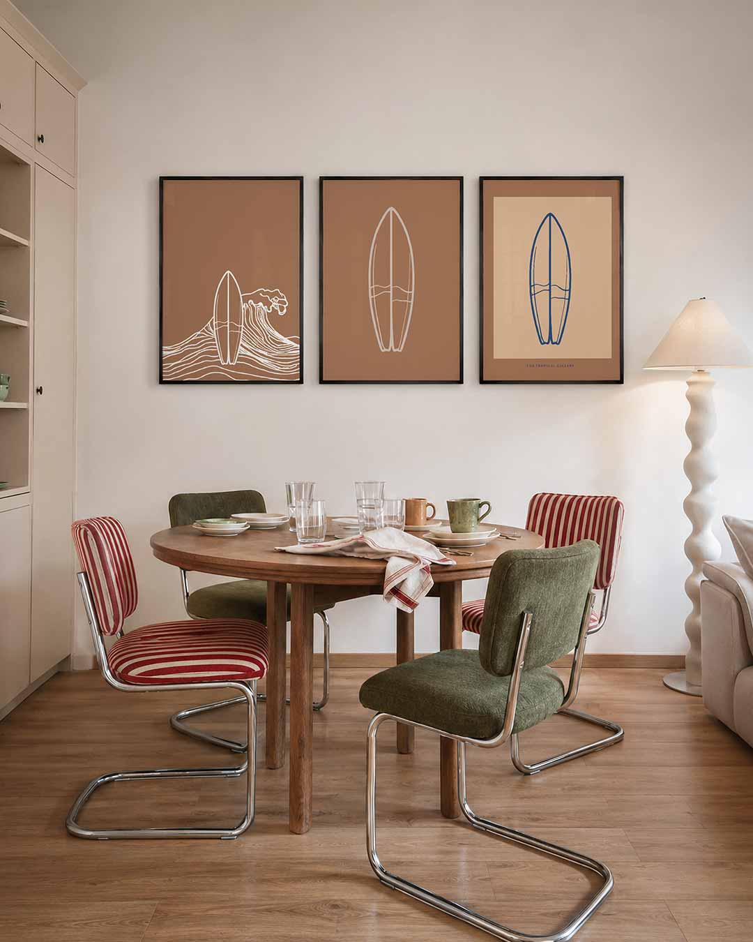 Golven en surfplank driedelige posterset – een surfplank staat centraal tegen een achtergrond van
