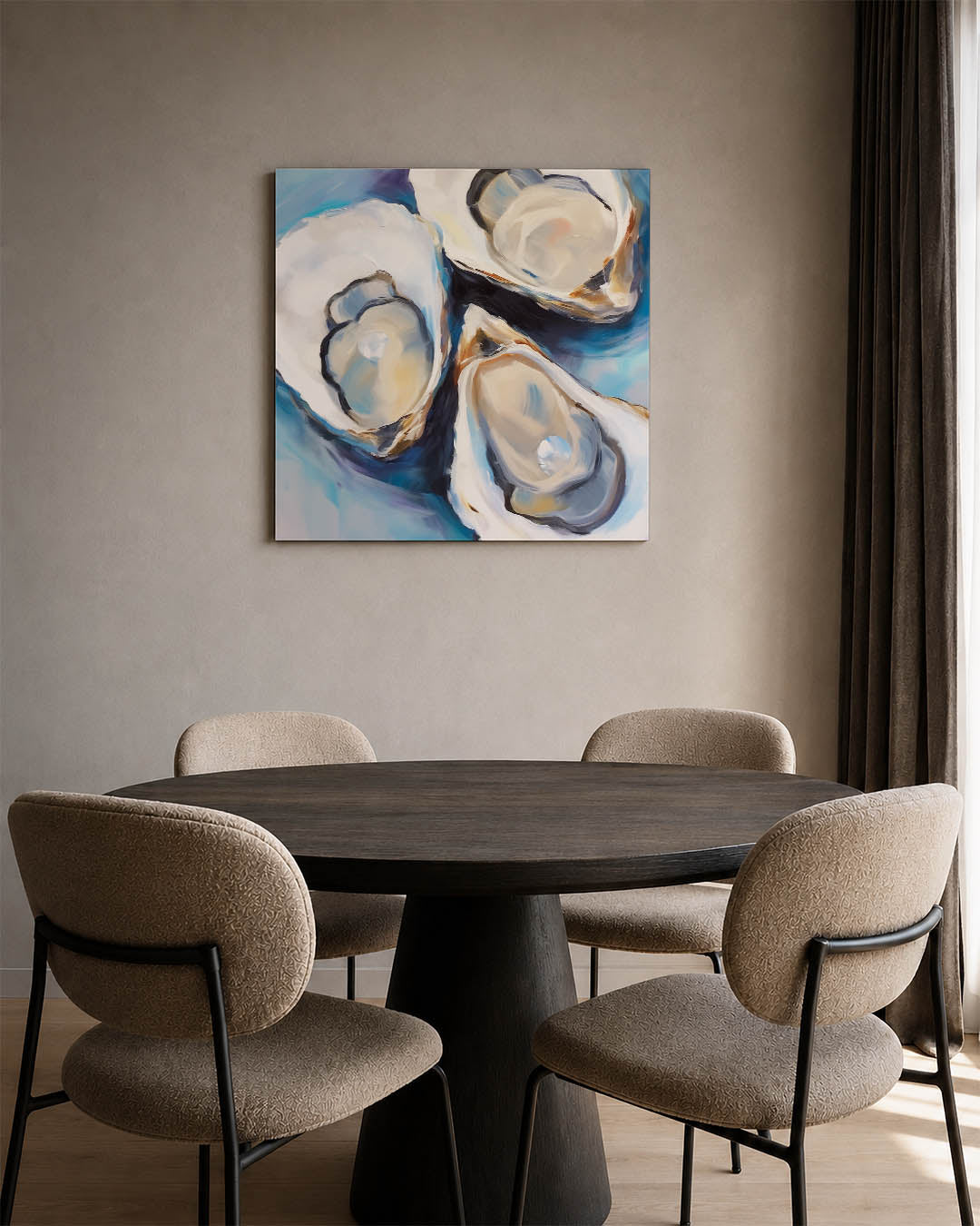 Dynamische oesters kunstwerk – vierkante wanddecoratie – dit kunstwerk toont drie oesters met parels, omlijst door vloeiende