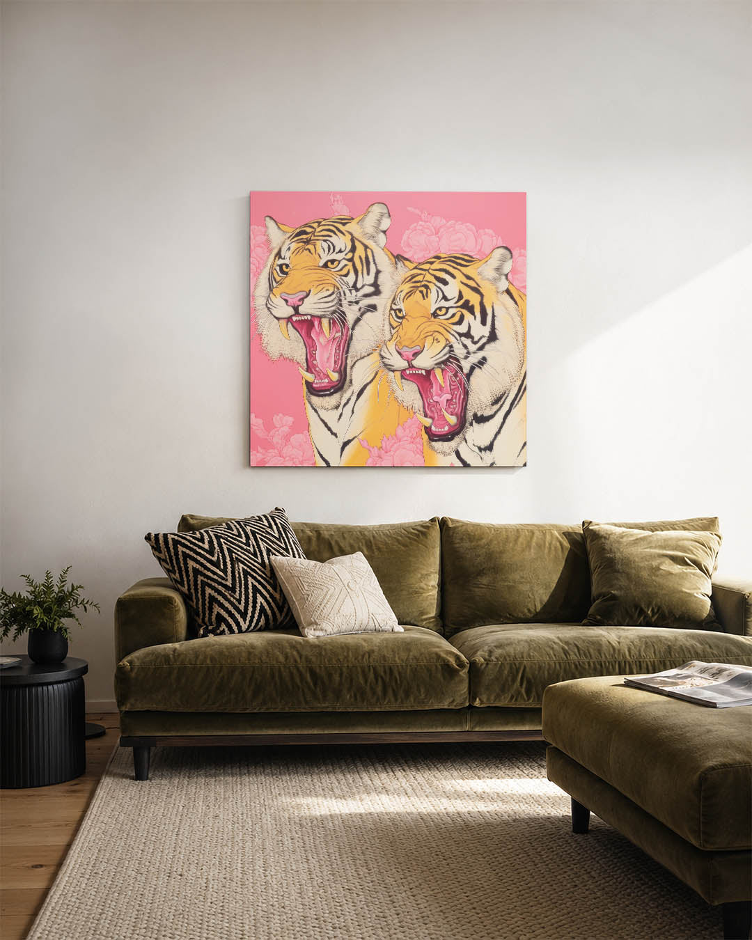 Tijgers op roze achtergrond kunstwerk – sfeerbeeld – dit werk toont twee brullende tijgers met gedetailleerde strepen en een