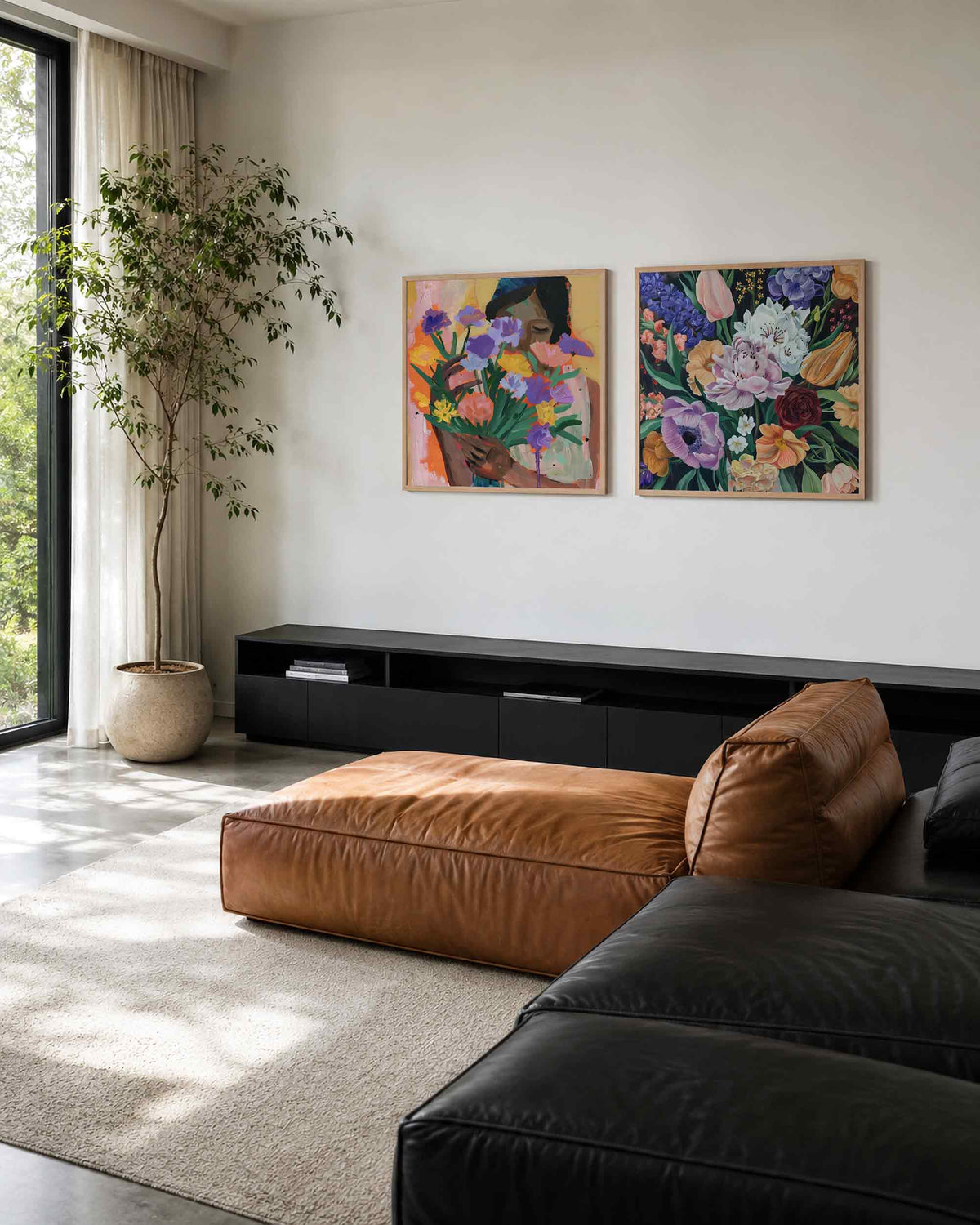 Interieurpresentatie van een tweedelige vierkante posterset met vrouw met bloemen