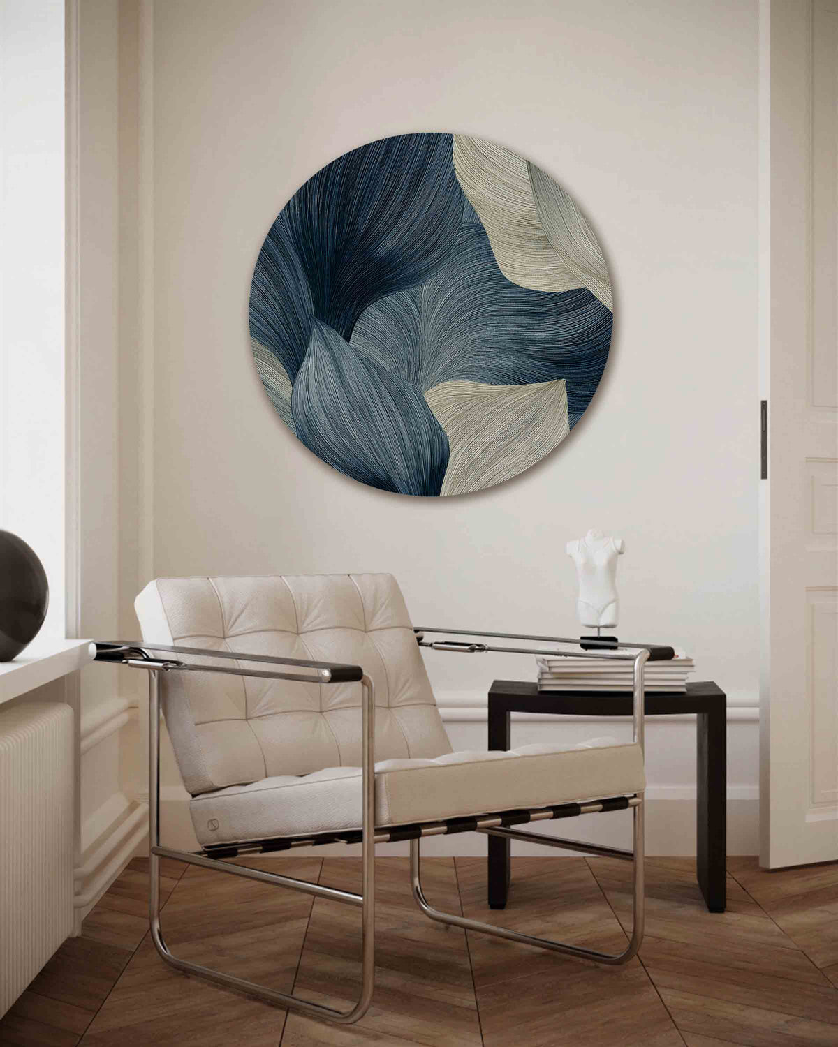 Bladmotief in blauw en beige – vrouwelijk portret muurcirkel als wanddecoratie