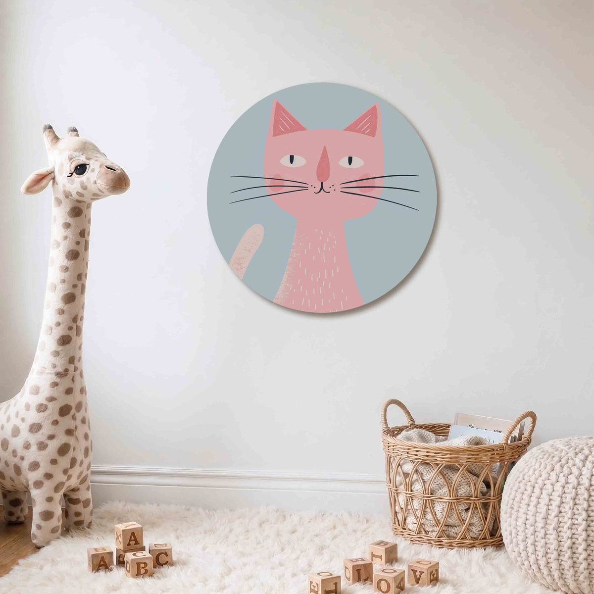 Roze kat Muurcirkel – Een roze kat met zwarte snorharen en een lichtblauwe achtergrond.