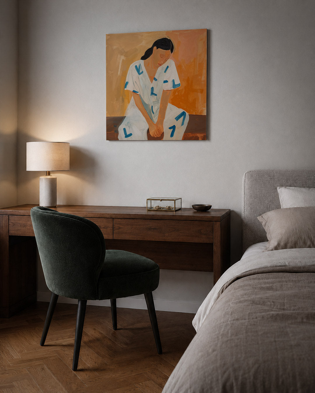 Dromerige vrouw kunstwerk – sfeerbeeld – dit kunstwerk toont een vrouw in een serene pose tegen een warme achtergrond. De