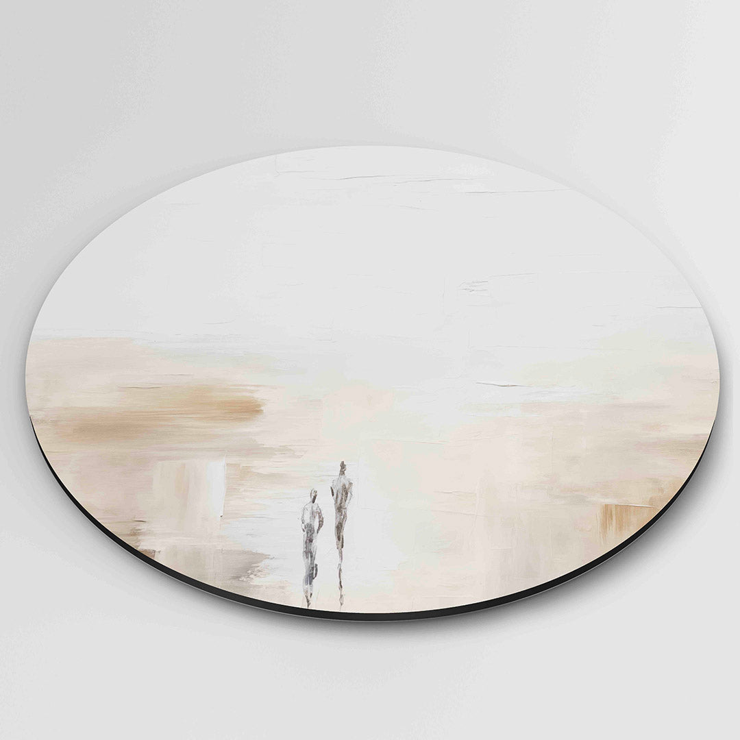Twee figuren in landschap – ronde wanddecoratie met abstract ontwerp